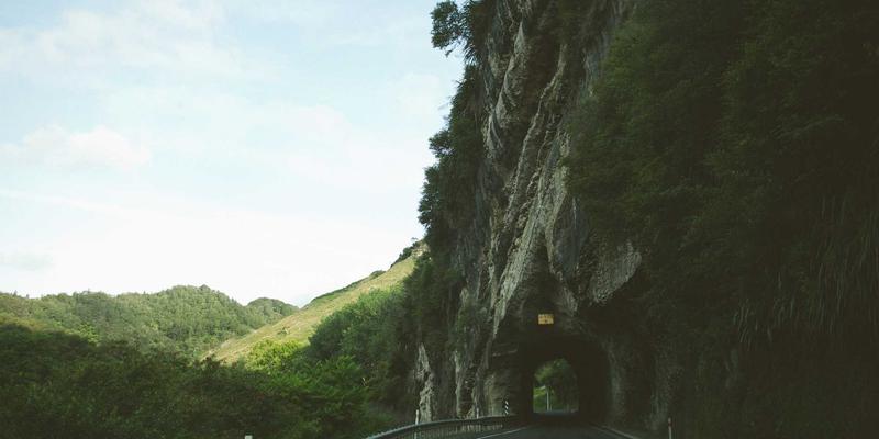 PLC与温登森特技术驱动：工业自动化中预测性维护的实施路径与经济效益